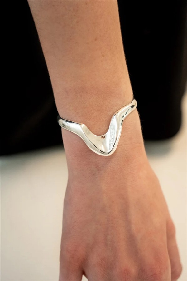 AMORPHO BONE CUFF B002