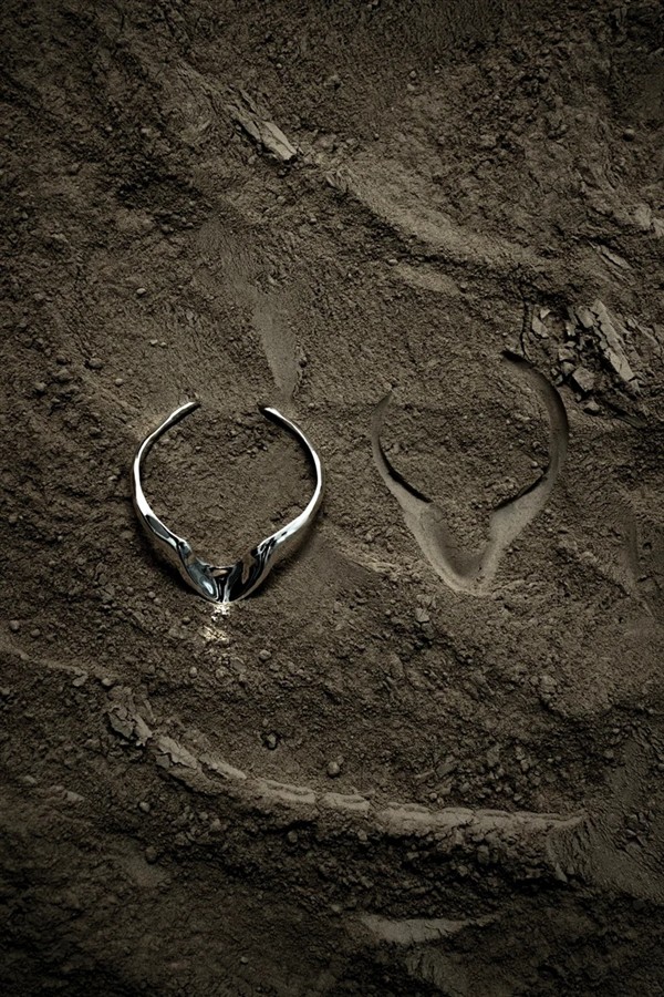 AMORPHO BONE CUFF B002
