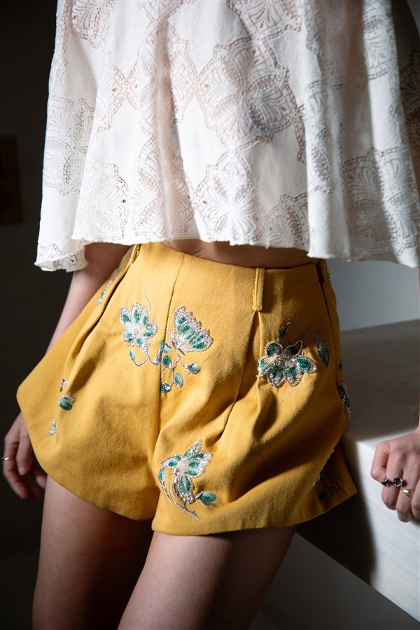 NIDODILEDA BEYOND SHORTS YELLOW