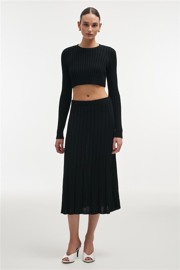 NR FEMME KNITTED CROP TOP BLACK