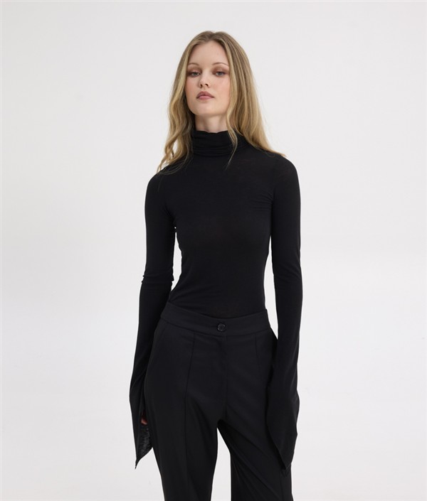 SSG SARAH TURTLENECK TOP BLACK