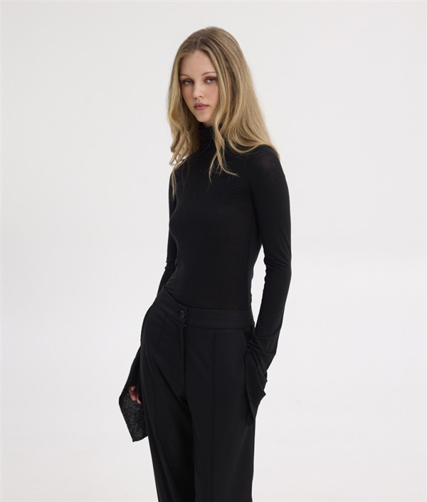 SSG SARAH TURTLENECK TOP BLACK